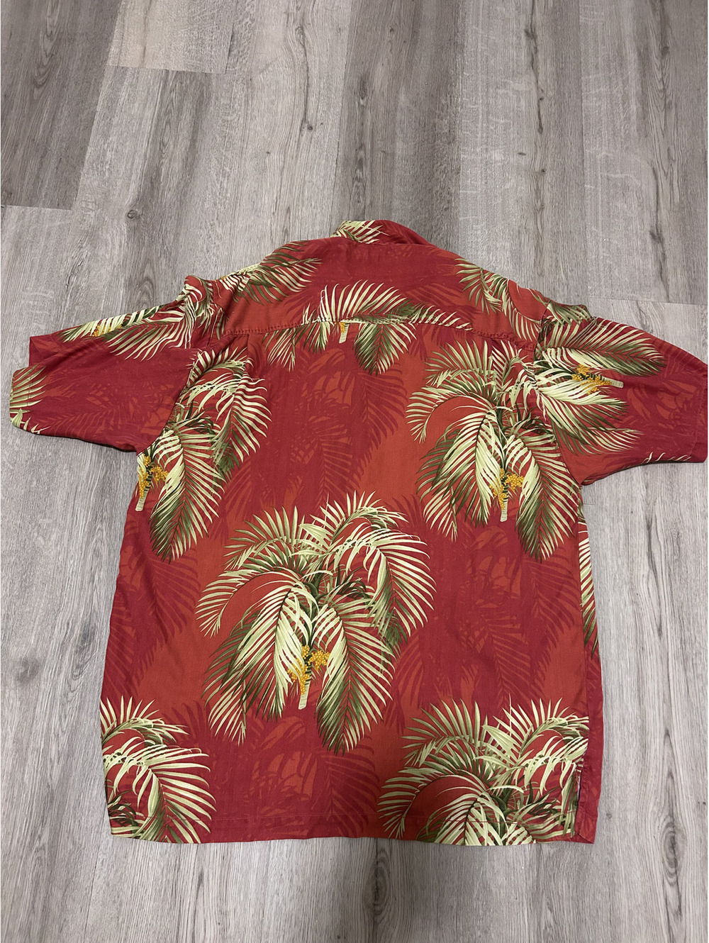 Tommy Bahamas Men's Large 100% silk Hawaiian Shirt